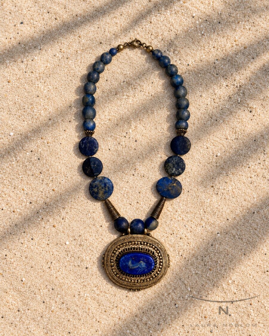 Collar de Lapislázuli, pasta de vidrio y centro de