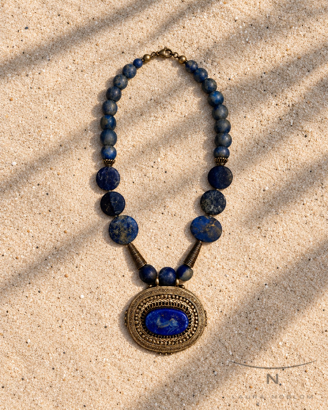 Collar de Lapislázuli, pasta de vidrio y centro de