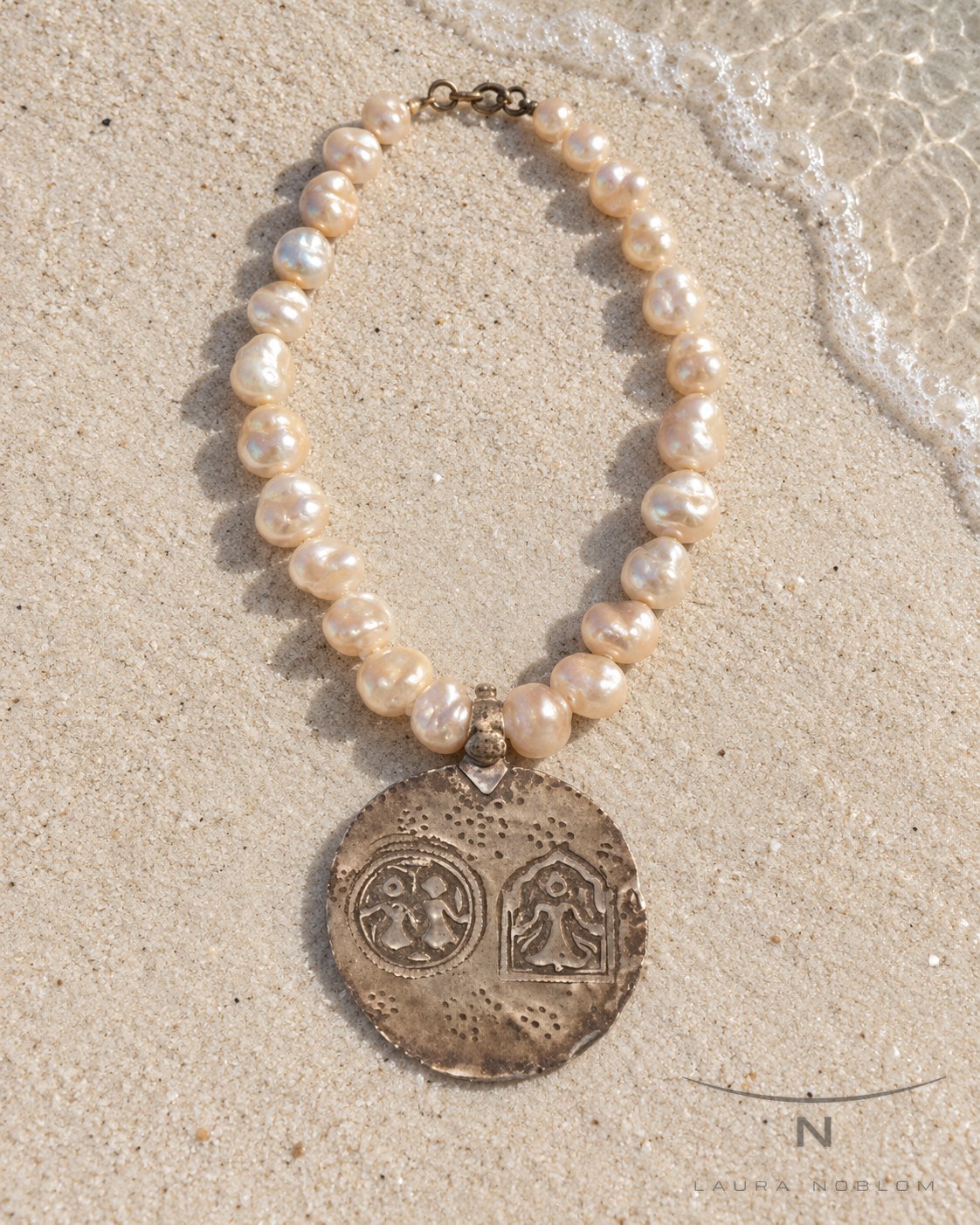Collar de perlas barrocas naturales, con colgante