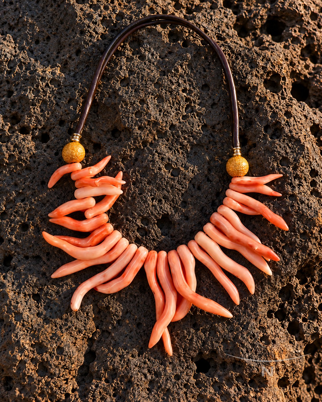 Coral piel de ángel con cuero y oro