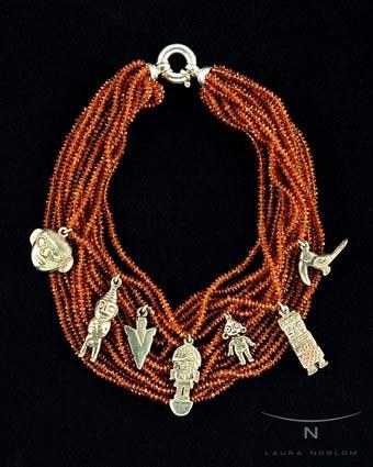 Coral rojo con amuletos de plata