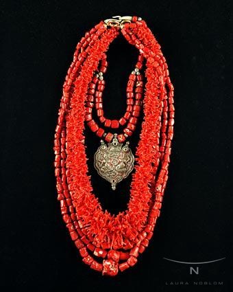Coral rojo con medallón de plata
