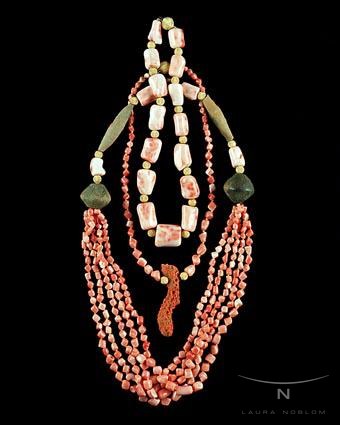 Coral, concha y piedra verde