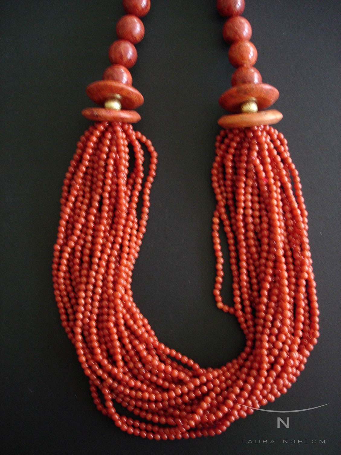 Coral rojo de muchas vueltas