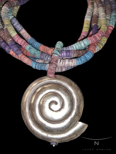 Cuentas de colores con espiral de plata