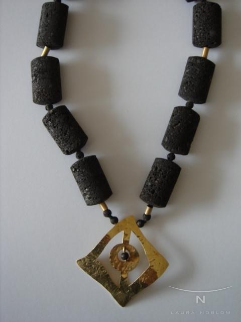 Piedra volcánica con placa romboidal