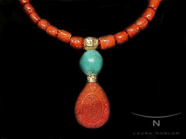 Coral con gota tallada y turquesa