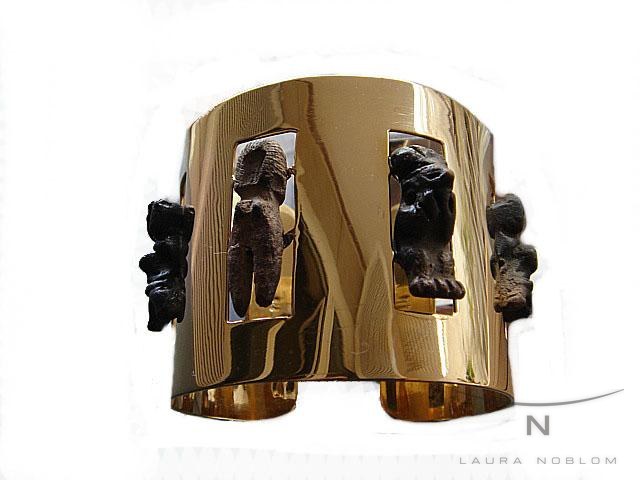Brazalete dorado con figuras de piedra