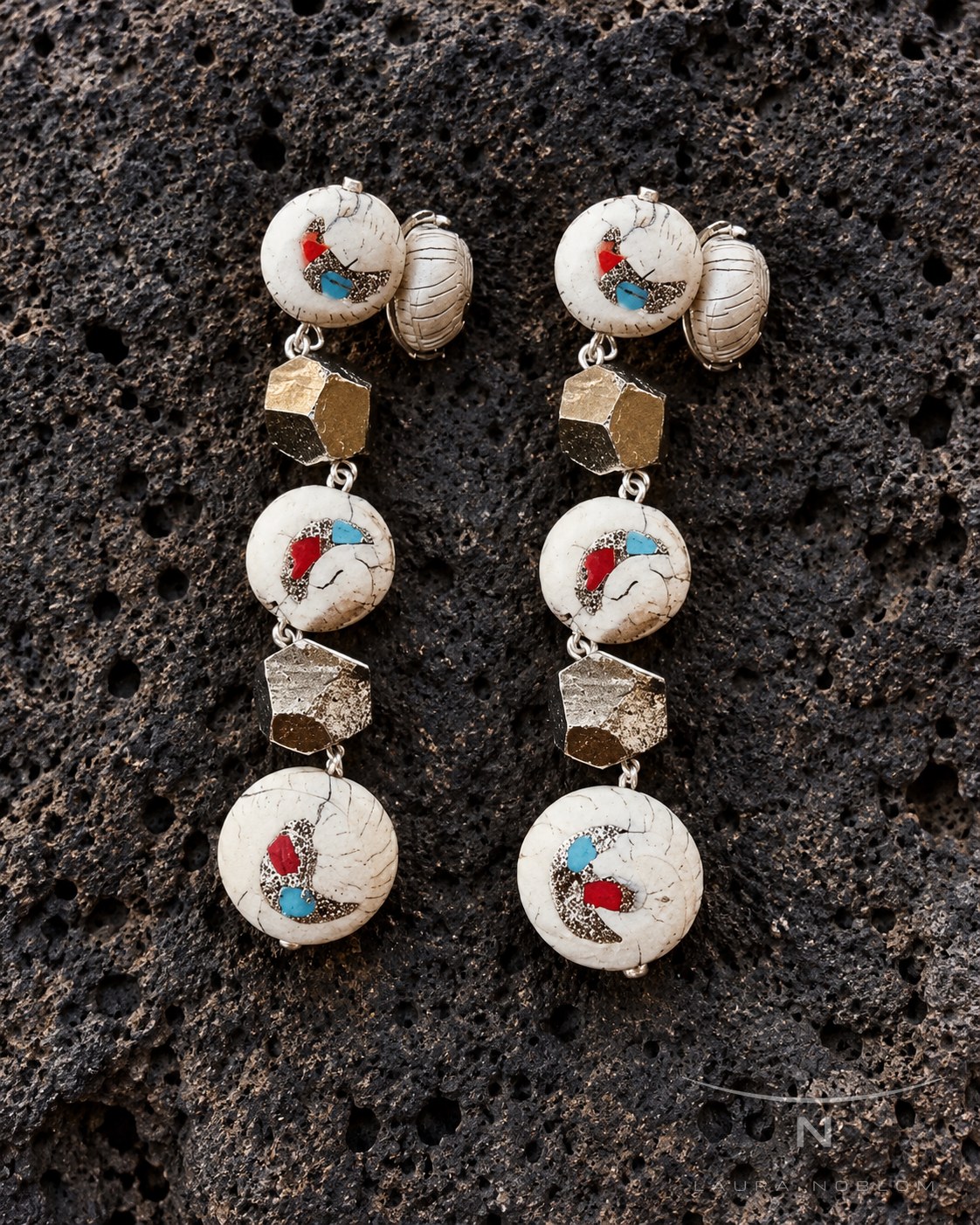 Pendientes de pirita con concha tibetana con incru